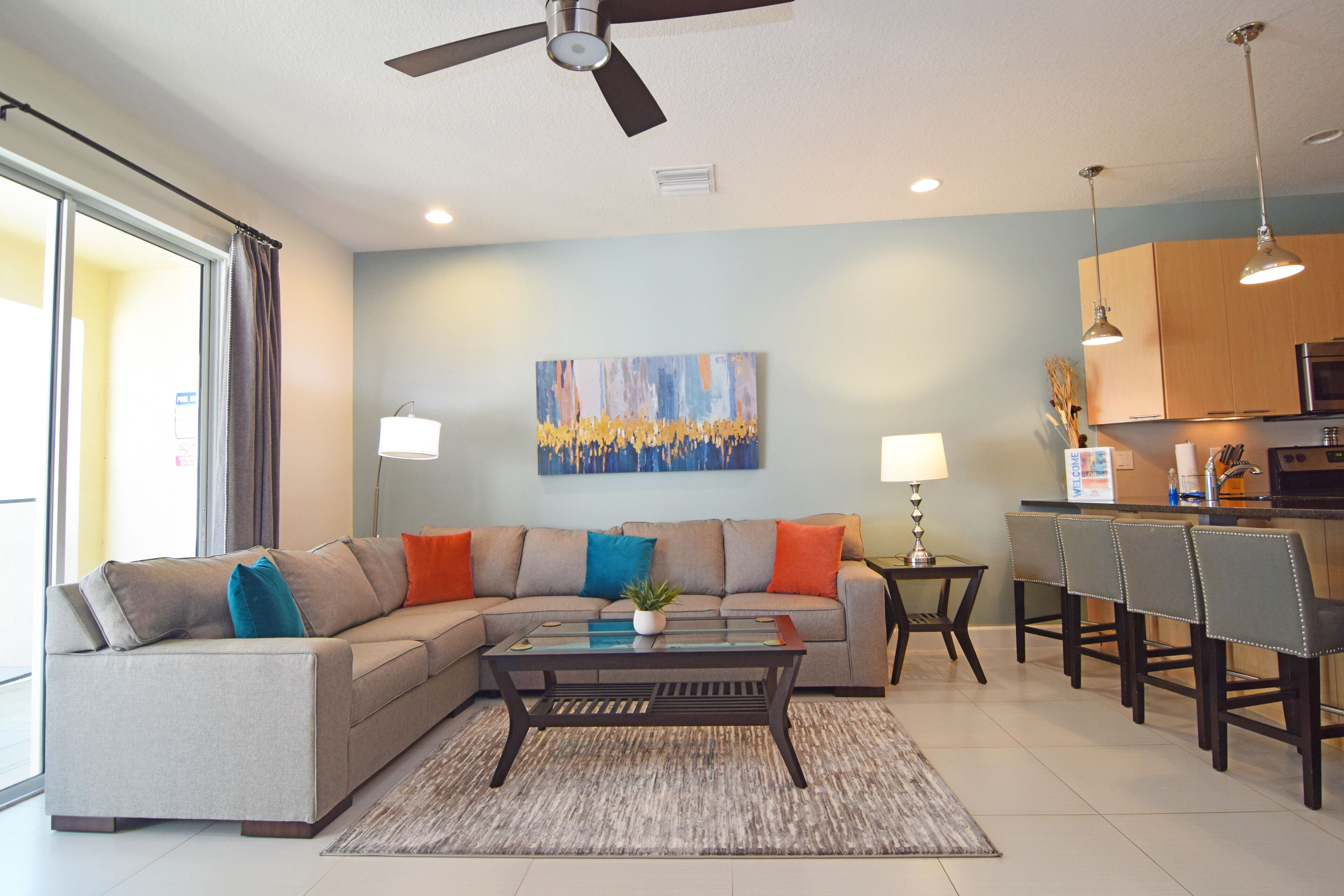 Stylish 3 bed/3 bath townhome, dip pool, clubhouse pool, Disney World 10 miles!