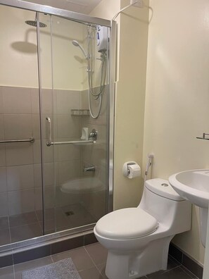 Shower - Condo-hotel Staycation | Ayala Serin East Tagaytay (Tagaytay)