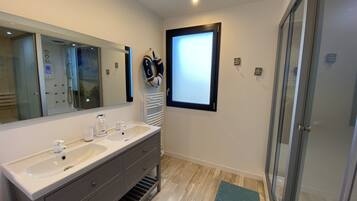 Dusche, Haartrockner, Handtücher, Seife