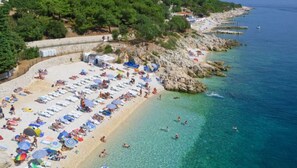 Playa en los alrededores y camastros