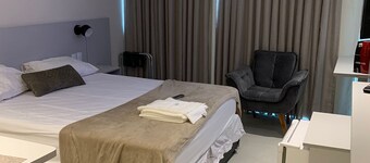 Flat Encantador com Piscina/ Vista Exclusiva Para Av. Pelinca