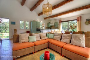 Télévision, table de tennis de table, livres