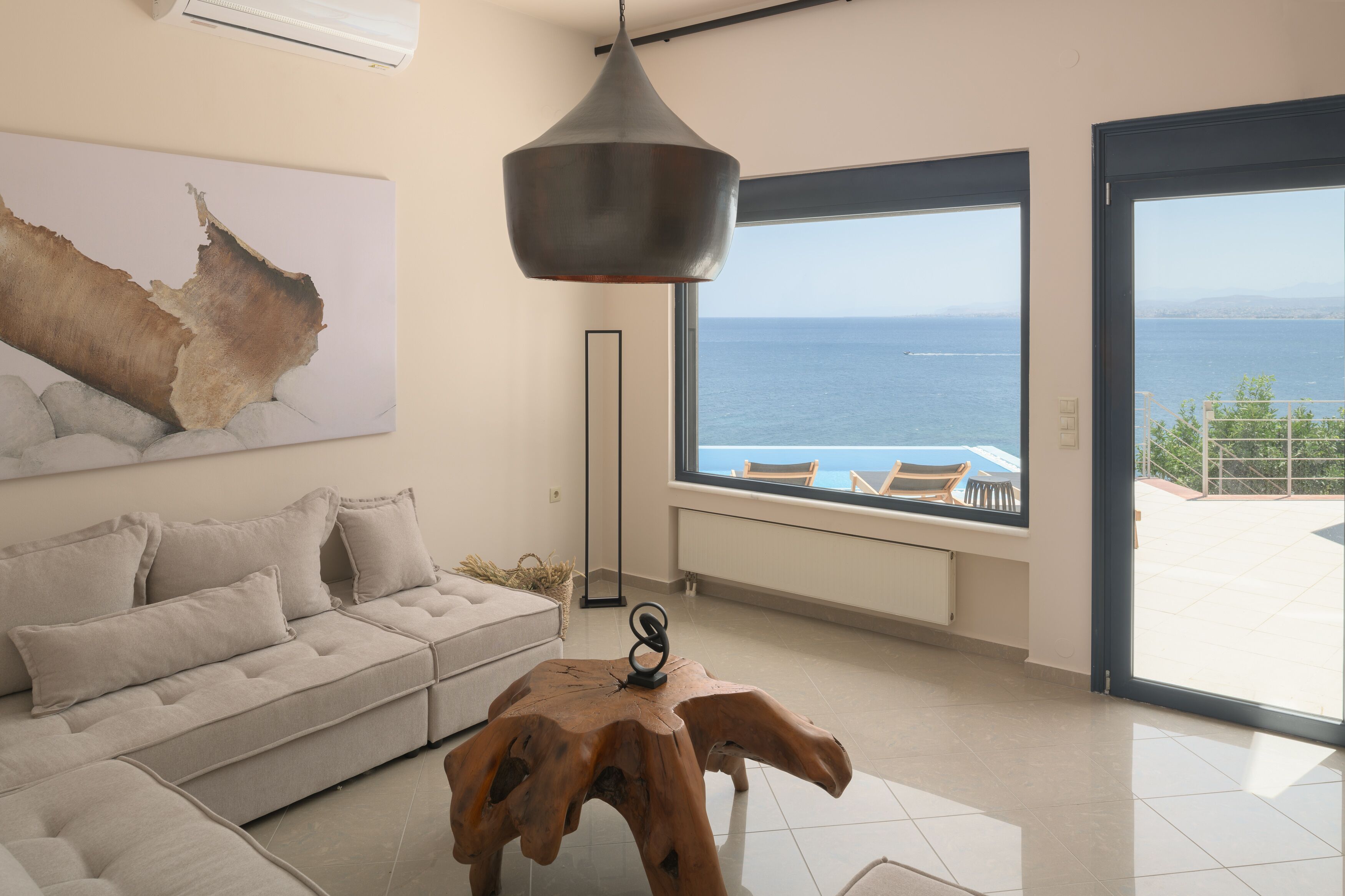Smart TV, fireplace, books, stereo