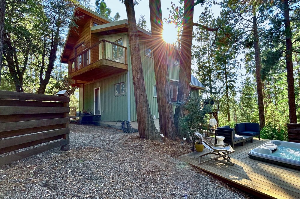 Dog-Friendly Cabin in the Woods w/ Fast WiFi, Private Hot Tub, & W/D