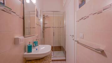 Habitación doble clásica | Baño | Regadera, regadera tipo lluvia, secadora de cabello, bidet