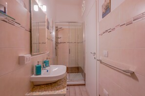 Quarto casal clássico | Banheiro | Chuveiro, chuveiro com efeito de chuva, secador de cabelo, bidê