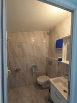 Classic Studio Suite | Bathroom | Hair dryer, towels, shampoo, toilet paper