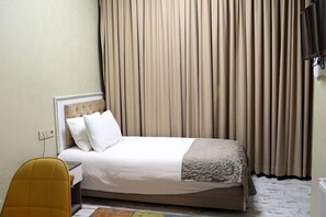 Enkeltrom – deluxe | Skrivebord, skrivebord for bærbar PC og wi-fi (inkludert)