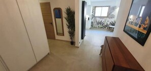 Interior - 200m Rue d'Antibes - Magnificent new 3-room 95M2 apartment (Cannes)