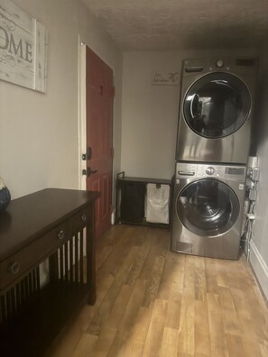 Interior - Cheery Retro: Near Downtown Fun/5 Miles to UT! (Knoxville)