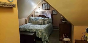 1 bedroom, desk, iron/ironing board, free WiFi - Cheery Retro:  Near Downtown Fun/5 Miles to UT! (Knoxville)