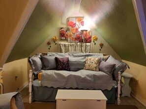 Smart TV, offices - Cheery Retro: Near Downtown Fun/5 Miles to UT! (Knoxville)