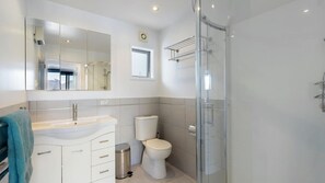 Shower, hair dryer, towels - Ballarat Bungalow Lake View (Queenstown)