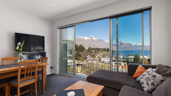 Living area - Ballarat Bungalow Lake View (Queenstown)