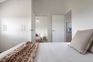 5 soverom, skrivebord, strykejern/-brett og reiseseng for barn