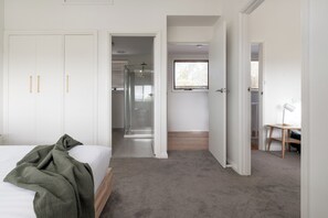 5 室のベッドルーム、デスク、アイロン / アイロン台、旅行用ベビーベッド