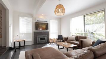 Smart TV, fireplace
