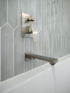 Bathtub, hair dryer, towels, shampoo - Perfect for Groups or Families in Prospect (Prospect Vale)