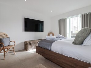 2 Schlafzimmer, individuell dekoriert, individuell eingerichtet