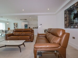 TV, DVD player - 13 Cliff Edge (Newquay)