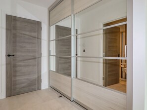 2 habitaciones, decoración personalizada y muebles diferentes