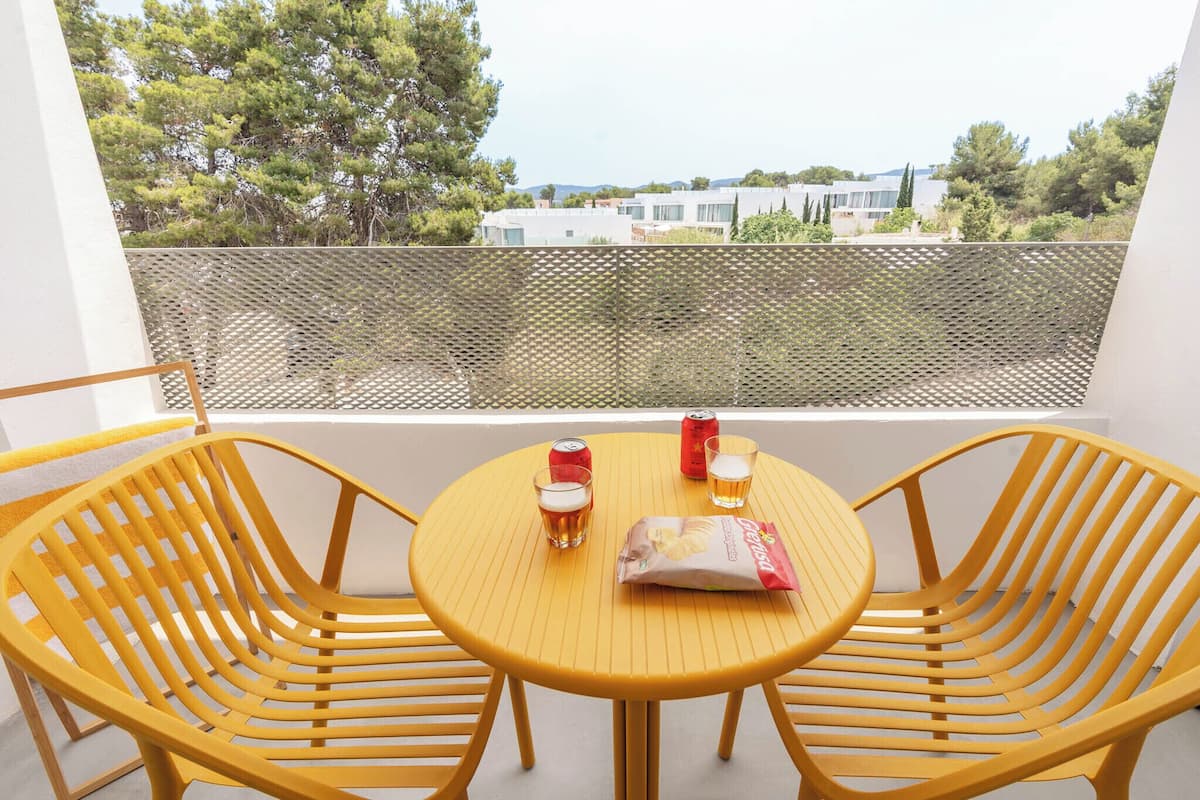 Habitación superior, balcón, vistas parciales al mar | Ropa de cama de alta calidad y edredones de plumas