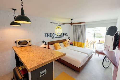 Studio, Balcony, Sea View | Premium bedding, down duvets, memory-foam beds, minibar