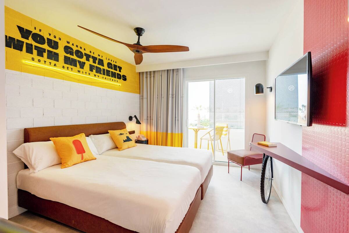 Habitación superior, balcón, vistas a la piscina | Ropa de cama de alta calidad y edredones de plumas