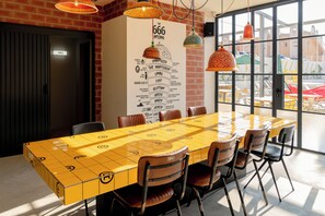 Ze serveren er lunch, diner en brunch 
