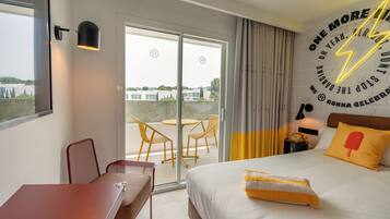 Superior kamer, balkon, gedeeltelijk uitzicht op zee | 1 slaapkamer, luxe beddengoed, donzen dekbedden