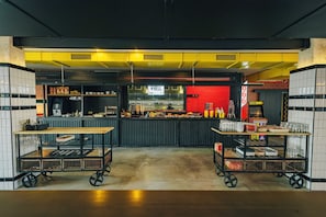 Petit déjeuner buffet servi tous les jours en supplément