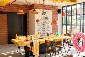 Café da manhã com buffet todos os dias (EUR 16 por pessoa) 