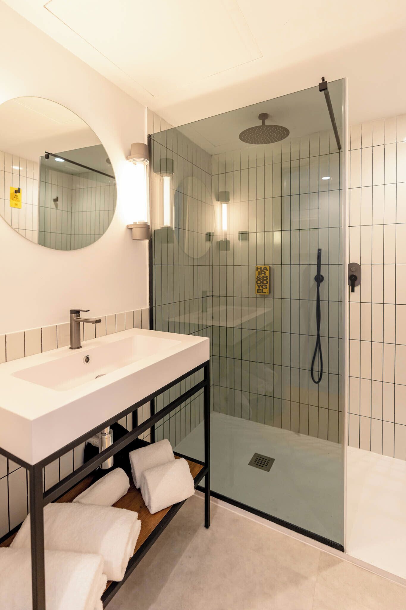 Studio, balkon, uitzicht op zee | Badkamer | Een douche, een regendouche, een haardroger, handdoeken