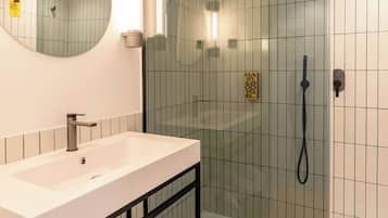 Studio, balkon, pemandangan laut | Kamar mandi | Shower, pancuran hujan, pengering rambut, dan handuk
