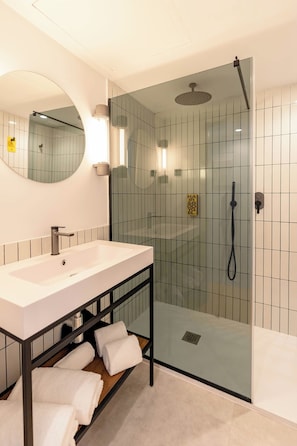 Estudio, balcón, vistas al mar | Baño | Ducha, cabezal de ducha tipo lluvia, secador de pelo y toallas
