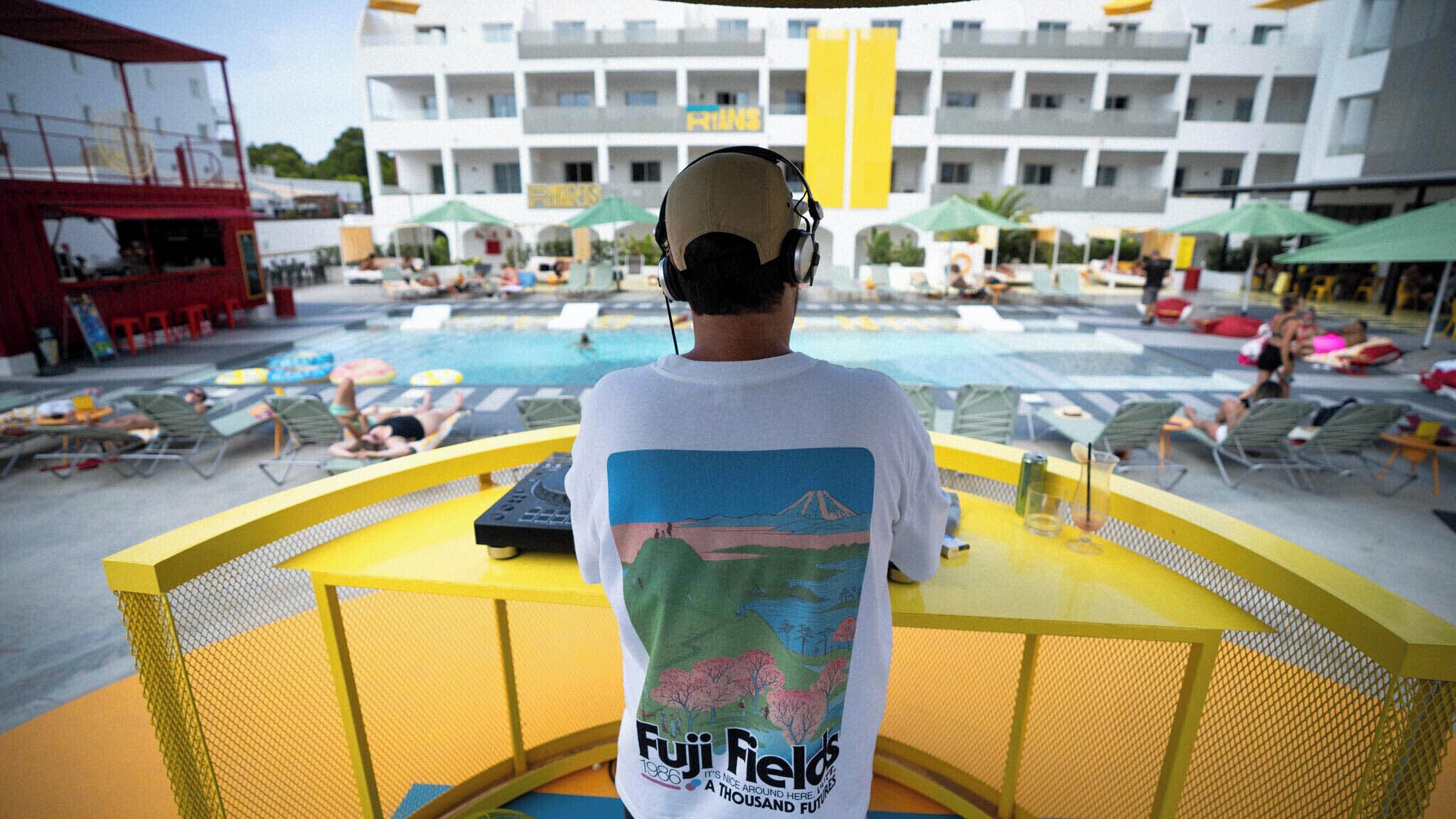 Poolside bar