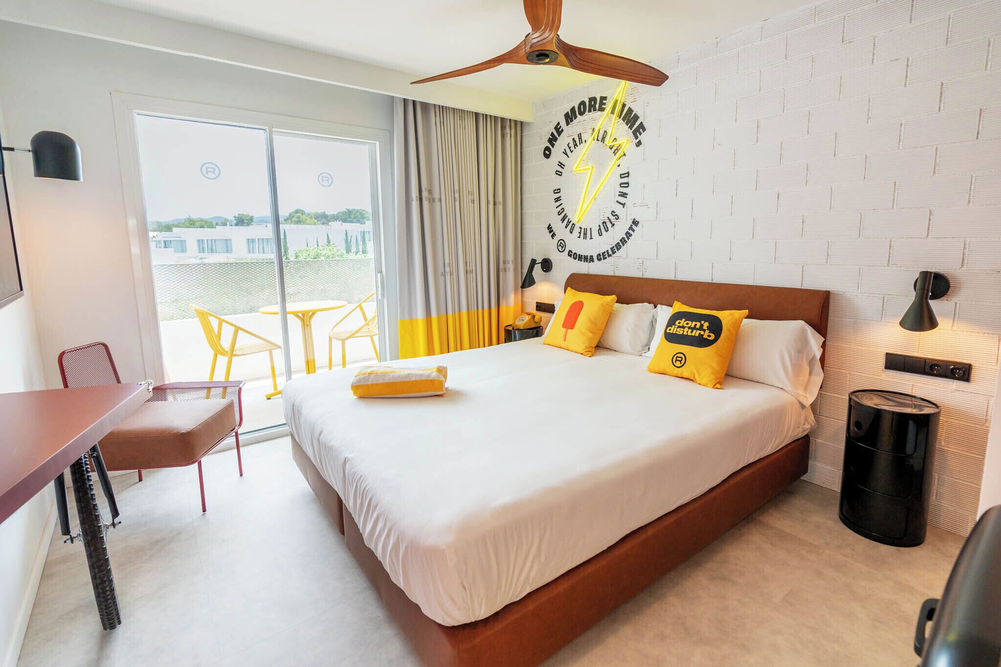Superior kamer, balkon, gedeeltelijk uitzicht op zee | Luxe beddengoed, donzen dekbedden, bedden met traagschuimmatras