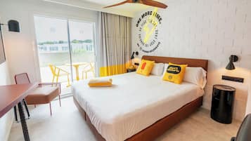 Superior kamer, balkon, gedeeltelijk uitzicht op zee | Luxe beddengoed, donzen dekbedden, bedden met traagschuimmatras