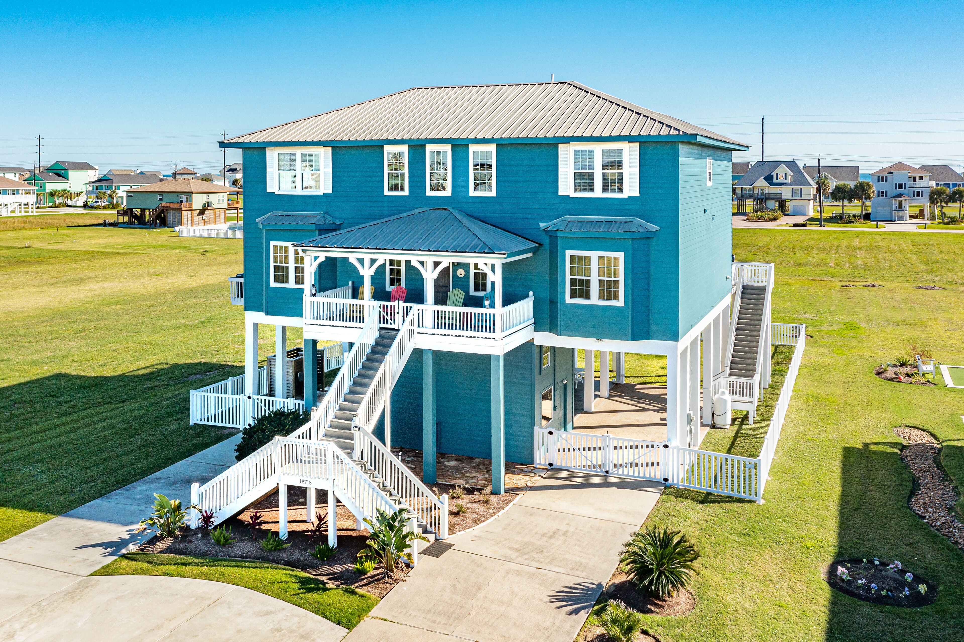 Gulf View, Dog Friendly, 2 Living & Dining Areas, Huge Deck Perfect for Families