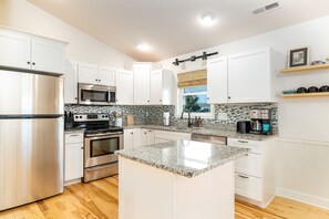 Kjøleskap, mikrobølgeovn, ovn og kokeplater