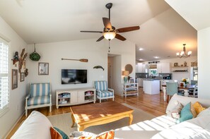 Smart TV - Coastal escape, steps away from the waves! (Kill Devil Hills)