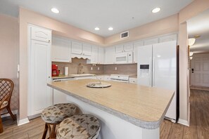 Fridge, microwave, oven, stovetop - The Skimmer Condo: Downtown on the Bay - Nature Views - Bird watching (Cedar Key)