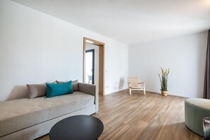 Suite, balkong | Oppholdsområde | En 50-tommers Flatskjerm-TV med Parabol-TV samt TV