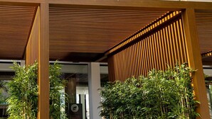 A modern building with a sign reading "THB Bamboo". - THB Bamboo Alcudia Hotel - Adults Only (Alcúdia)