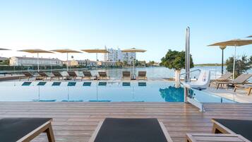 Piscina externa, funciona das 10h às 19h, guarda-sóis, espreguiçadeiras