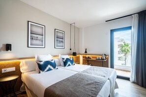 Safe på rommet, skrivebord, blendingsgardiner og lydisolert