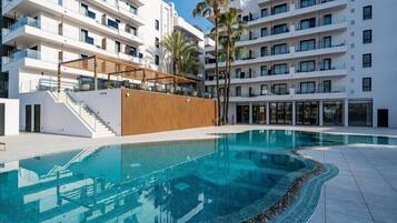 Utomhuspool, öppet 10.00 till 19.00, parasoller och solstolar