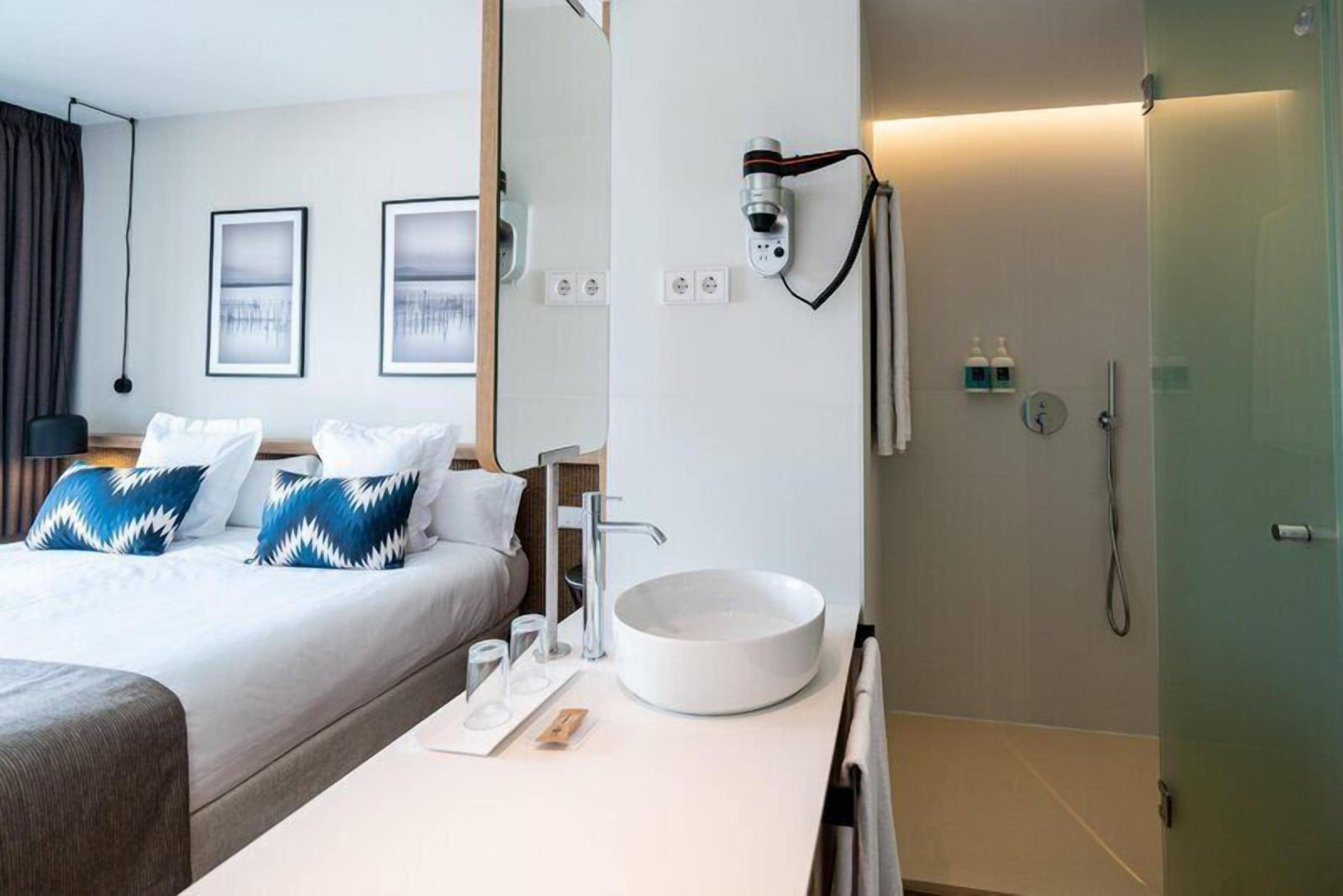 Habitación doble, balcón, vistas a la piscina | Caja fuerte, escritorio, cortinas opacas y sistema de insonorización