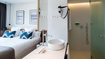Habitación doble, balcón, vistas a la piscina | Caja fuerte, escritorio, cortinas opacas y sistema de insonorización