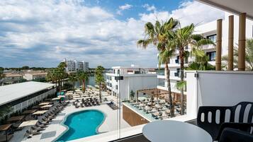 Doppelzimmer, Balkon, Poolblick | Pool | Außenpool, geöffnet von 10:00 Uhr bis 19:00 Uhr, Sonnenschirme